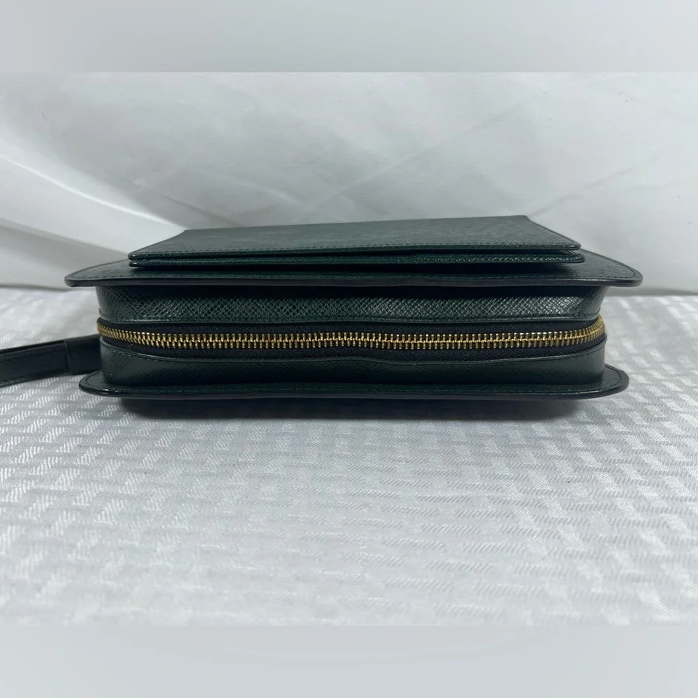 7006: Louis Vuitton Taiga Leather Wristlet & Checkbook Cover Set Green